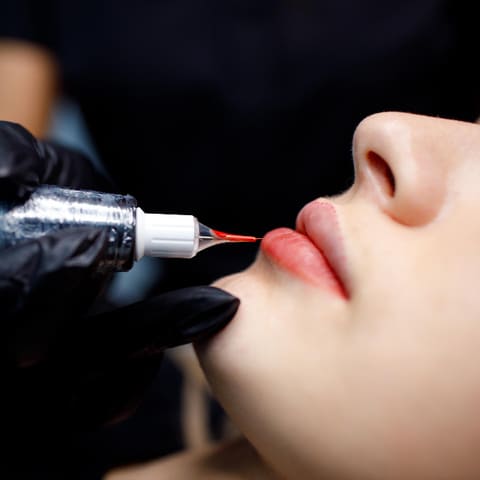 maquillage permanant rouge a lèvre femme