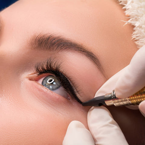 Maquillage permanant sur les yeux d'une femme